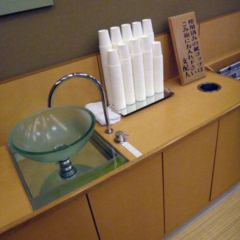Okuizumi Naoko 紙コップ専用ゴミ箱