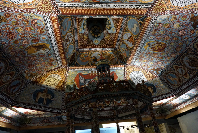 木造シナゴーグの復元。天井の装飾が美しい