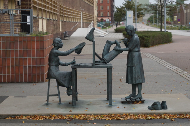 ゴム工場で働く女工さんたちの銅像