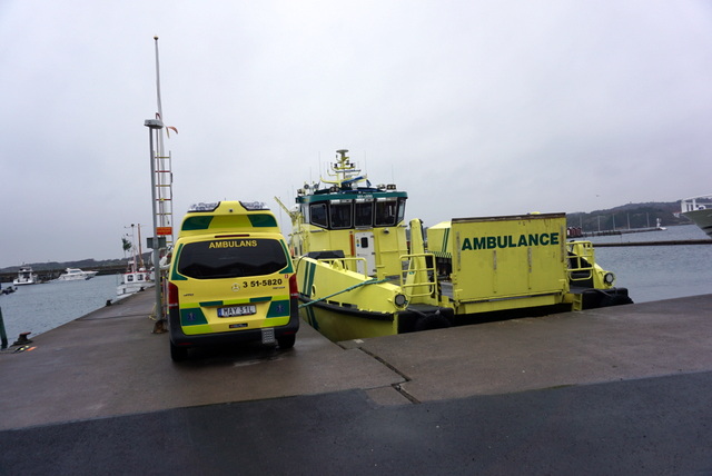 群島用の救急フェリーと救急車