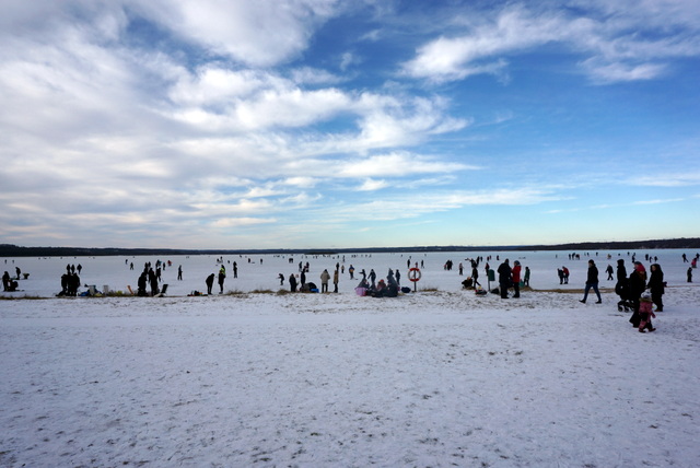 凍った湖へ繰り出した人々。すごい人出！