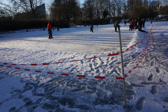 Stadsparkenの池は無事にスケートリンクとなりました