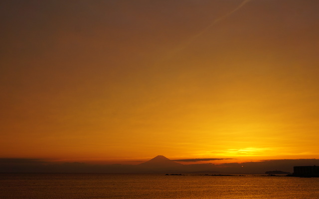 海岸からきれいな夕焼け＋富士山