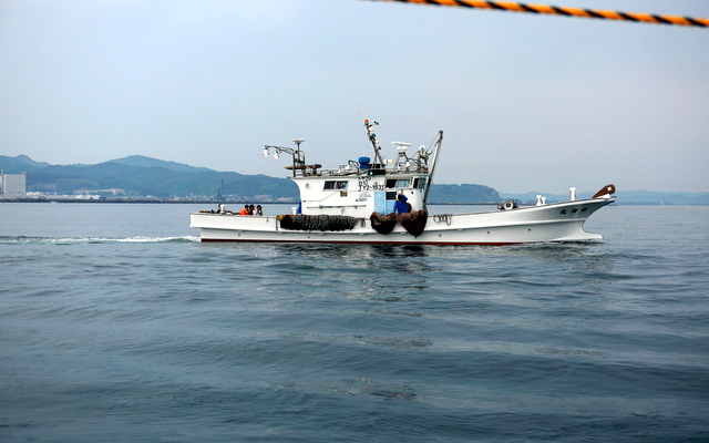 網を入れる前の白えび漁船