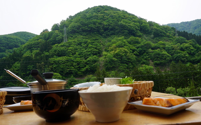 向かいの山の新緑を眺めながらの朝食