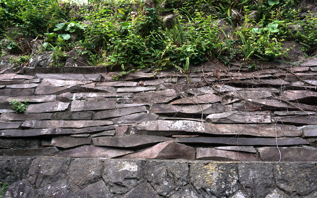 小松石でつくられた石塀の一部
